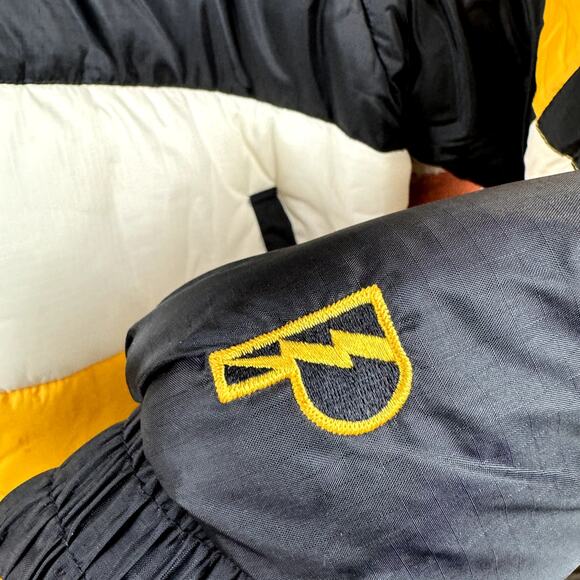 Vintage Pro Player Iowa Hawkeyes Jacket Size XL Yellow Black Puffer Zip Up NCAA - Picture 8 of 13